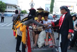 Aksi Polisi Berpakaian 'Warok dan Jathil' Bagikan Takjil di Ponorogo