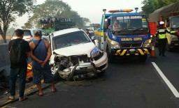 Sopir Ngantuk, Toyota Rush Tabrak Pembatas Jalan Tol Sidoarjo