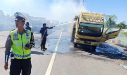 Korsleting Aki, Truk Bermuatan Pecah Belah Terbakar di Tol Sidoarjo