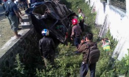 Ugal-ugalan, Minibus Rombongan Terguling di Magetan Tewaskan 1 Orang
