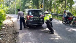 Salut! Aksi Polisi Dorong Kendaraan Pemudik di Jalur Tanjakan Pacitan