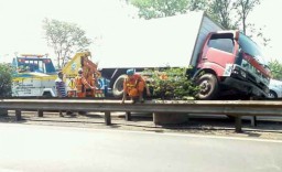 Ngebut, Truk Boks Nangkring di Pembatas Tol Sidoarjo