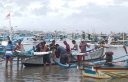 Cuaca Buruk di Banyuwangi, Satu Kapal Nelayan Rusak Dihantam Ombak