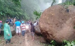 Tebing Longsor, Jalan Raya Malang-Lumajang Terputus