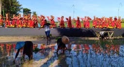 Parade Kostum Unik Gintangan Banyuwangi dari Bambu