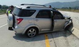Tabrak Pembatas Tol Malang, Mobil Toyota Rush Ringsek