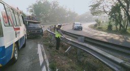 Mobil Pikap Tabrak Guardrail Tol Sidoarjo, 2 Penumpang Terluka