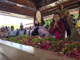 Umat Lintas Agama di Blitar Berdoa Bersama pada Haul Bung Karno ke 49