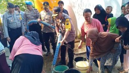 HUT Bhayangkara, Polisi Bagikan Air Bersih untuk 2 Desa di Magetan