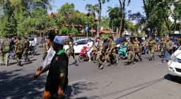 Sidang Gus Nur Ditunda, Massa Banser-FPI Bentrok di Luar PN Surabaya