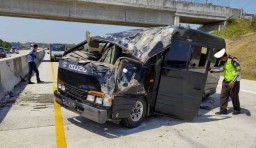 Isuzu Elf Terguling di Tol Nganjuk, 4 Penumpang Terluka