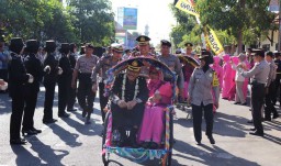 Unik, Polisi di Tulunggagung Melepas Purnawirawan Diarak Pakai Becak