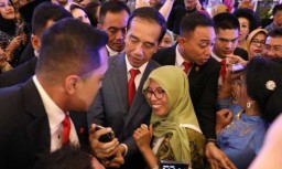 Jenguk Wali Kota Risma, Jokowi: Cepat Sembuh Ditunggu Warga Surabaya