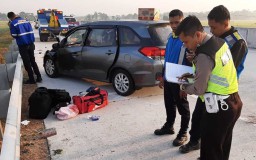 Mobilio Tabrak Truk di Tol Ngawi, 3 Penumpang asal Banyuwangi Terluka