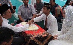 Mengharukan, Seorang Tahanan Narkoba Terpaksa Menikah di Kantor Polisi