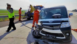 Luxio Tabrak Pembatas Tol Nganjuk, Dua Orang Dilarikan ke RS Kertosono