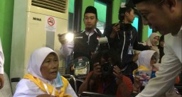 Menag dan Gubernur Khofifah Sambut Jemaah Calon Haji Kloter Pertama
