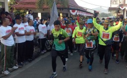 Meriahnya Gerak Jalan Berhadiah Kambing di Trenggalek
