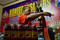 Produsen Jamu Kuat Ilegal di Surabaya Digerebek