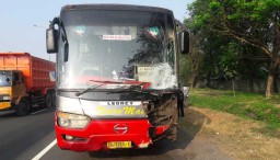 Gara-gara Toyota Yaris Mogok, Bus Hantam Rush di Tol Sidoarjo