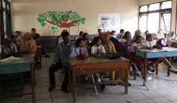 Foto: Hari Pertama Sekolah, Wali Murid dan Siswa se-Ruang Kelas