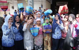 Bagikan 500 Tas, Istri Bupati Anas Ajak Kurangi Sampah Plastik