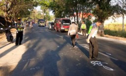 Berboncengan Motor, Pasutri asal Pasuruan Tewas Tabrak Truk Tronton