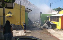 Diduga Arus Pendek Listrik, Sebuah Gudang Kardus Bekas Ludes Terbakar