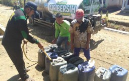 Kekeringan, PCNU Pasok Air Bersih Bagi 3 Dusun di Banyuwangi