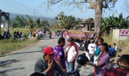 Rusak Tak Kunjung Diperbaiki, Warga Tutup Jalan di Pasuruan