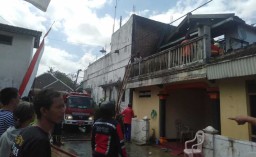 Diduga Korsleting, Rumah Dua Lantai di Blitar Terbakar