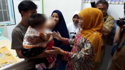 Khofifah Jenguk Bayi Kembar Siam asal Kendari di RSU dr Soetomo