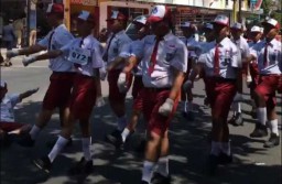 Viral Video Bocah Diserempet Motor saat Lomba Baris di Blitar