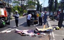 Tabrak Median Jalan, Mantan Kades di Pasuruan Tewas Terlindas Truk