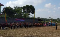 Upacara HUT RI di Tengah Sawah, Petani di Blitar Berdoa Minta Hujan