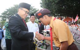 HUT RI ke-74, Puluhan Anak Kurang Mampu Banyuwangi Diberi Sepeda Angin
