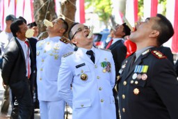 Rayakan Hari Kemerdekaan, Forpimda Banyuwangi Balapan Makan Kerupuk
