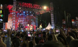 Ribuan Warga Serbu Stand Kuliner, Via Vallen Menghibur di Grahadi