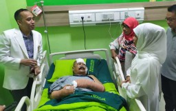 Jenguk Polisi Korban Penyerangan, Khofifah: Tingkatkan Kewaspadaan