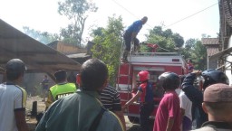 Ditinggal Pergi ke Masjid, Rumah Mbah Nur di Blitar Ludes Terbakar