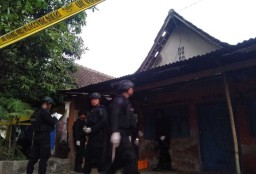Densus 88 Geledah Rumah Perampok yang Bawa Bom dan Pistol ke Toko Emas