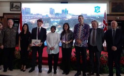 Sambut Dubes Inggris, Risma Ajak Anak-anak yang Belajar di Liverpool