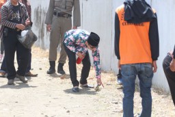Punguti Sampah di Acara Labuh Laut, Bupati Ipin: Selamatkan Lingkungan