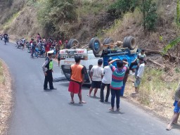 Tidak Kuat di Jalur Tanjakan, Truk Muat Bata Terguling di Ponorogo