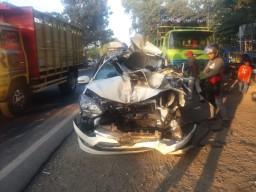 Mobil Tabrak Truk Parkir di Probolinggo, 3 Orang Sekeluarga Tewas