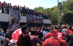 Meriahnya Wisuda ke 120 ITS: Tunggu Aku Nang Omahmu Dek!