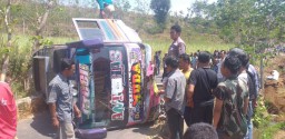 Minibus Angkut Rombongan Siswa SD Terguling di Jalur Wisata Ngawi