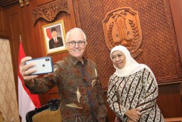 Temui Mantan Perdana Menteri Australia, Ini yang Disampaikan Khofifah
