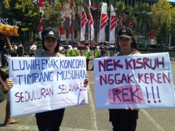 Bawa Poster Unik, Polwan Kawal Demo Buruh Jatim di DPRD