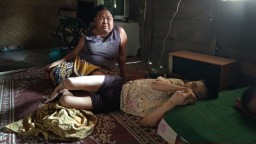 Perjuangan Suyati Rawat Ibu dan Anaknya yang Lumpuh Seorang Diri